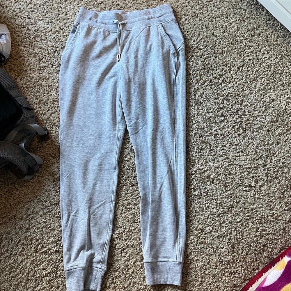 Ready to rulu gray joggers barely worn size 6